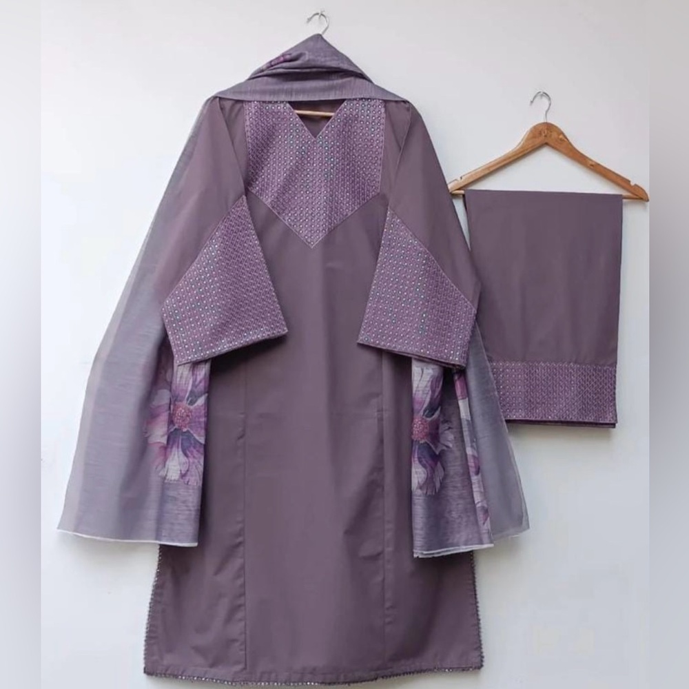 Category: 3Pc, Shirt, Trouser, Cotton Silk Dupatta
Shirt Length: 48